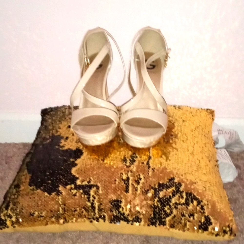 I'm selling a Guess size 8.5 cream colored platform heels.👠